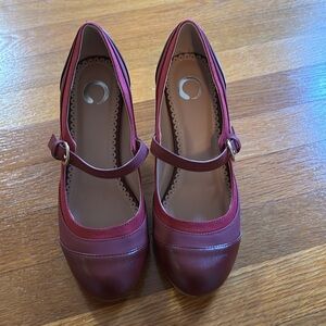 Journee Collection Siri wine pumps. W 7.5. New in box